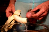 Gay pisst auf Banane und ißt sie dann