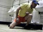 Gay säubert öffentliche Toilette