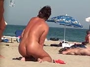 Amateur Milf pisst am Strand