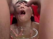 Durstige Japanerin schluckt Urin