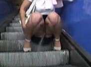 Auf die Rolltreppe uriniert