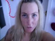 Blondine pisst vor die Webcam