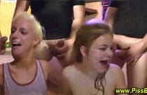 Blonde Teenies beim Natursekt Gangbang