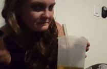 Mädchen muss seine Pisse trinken