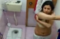 Exotische Frau heimlich im Bad gefilmt