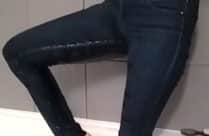 Frau pisst sich in die Jeans