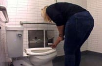 Geiler Toilettenspanner Porno