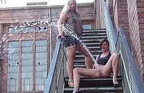 Frauen pissen von einer Treppe