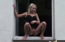 Mädchen pinkelt aus dem Fenster