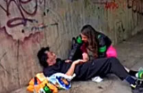 Notgeile Frau fickt mit einem Obdachlosen