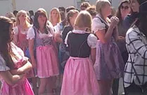 Mädchen im Dirndl pissen