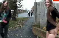 Amateur Mädchen pisst im Freien
